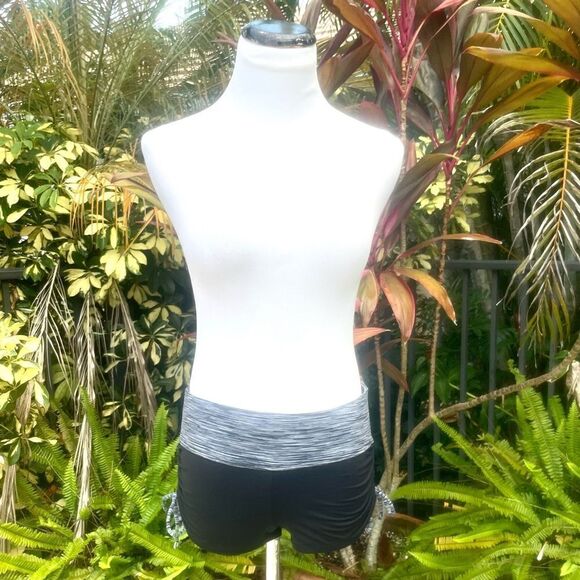 Athleta Contrast Runched Active Shorts - Picture 2 of 10